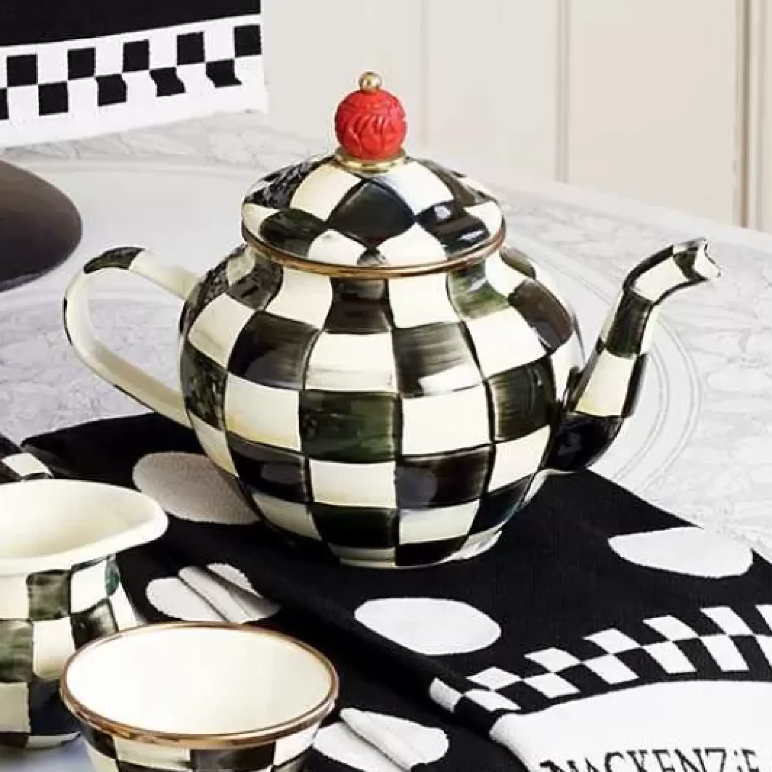 MacKenzie-Childs Courtly Check 4 Cup Teapot< The Coffee Shop|Serveware