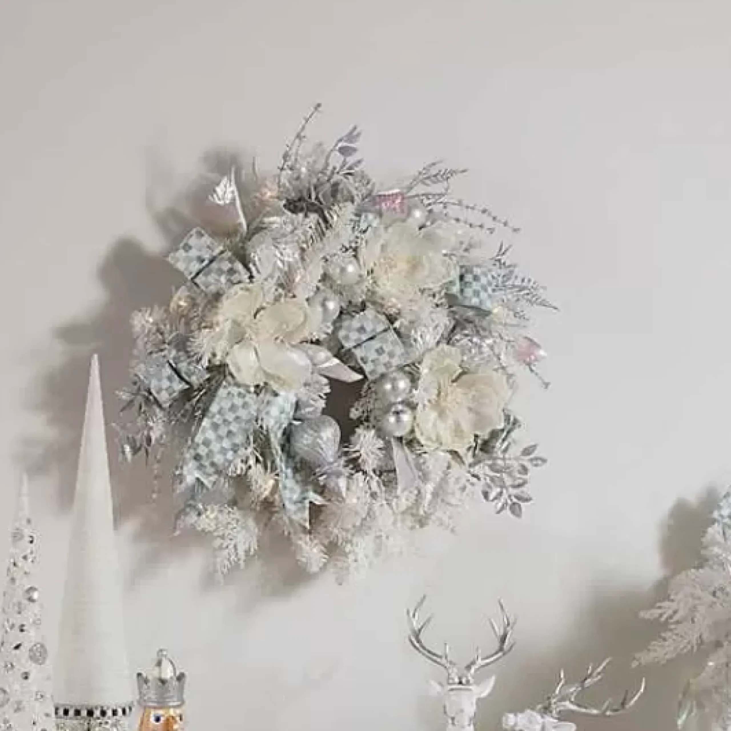 MacKenzie-Childs Crystal Palace Illuminated White 32 Wreath< Greenery & Florals|Outdoor